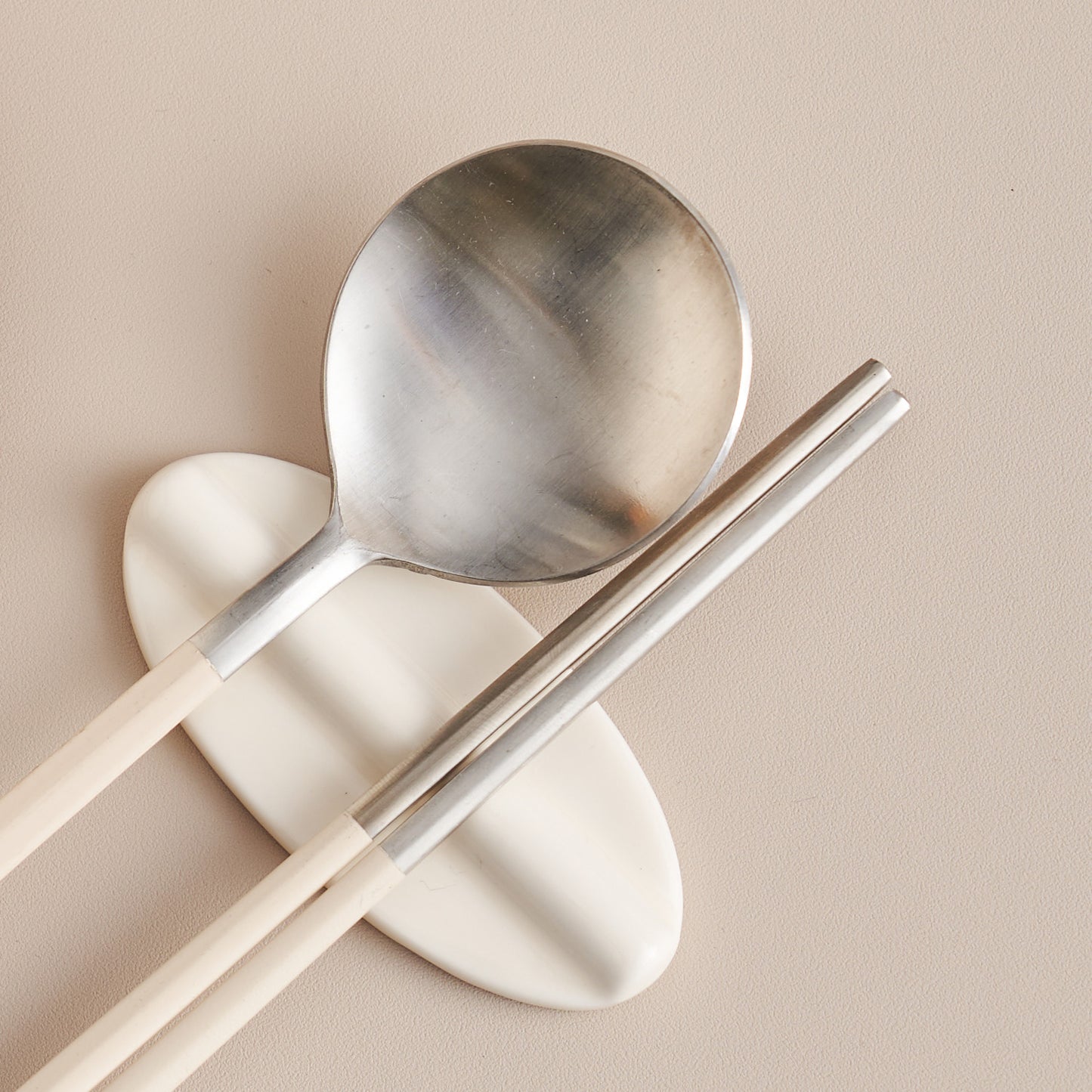 NUBE Ceramic Spoon Holder Dishwasher Safe White - ๋ผ์จ์๋จ ๋๋ฒ ์์ ๋ฐ์นจ ํ์ดํธ - adamhnk